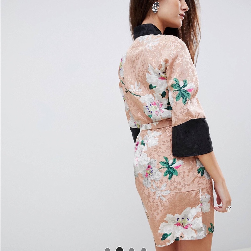 BEAUTIFUL “ petite” jacquard kimono style dress